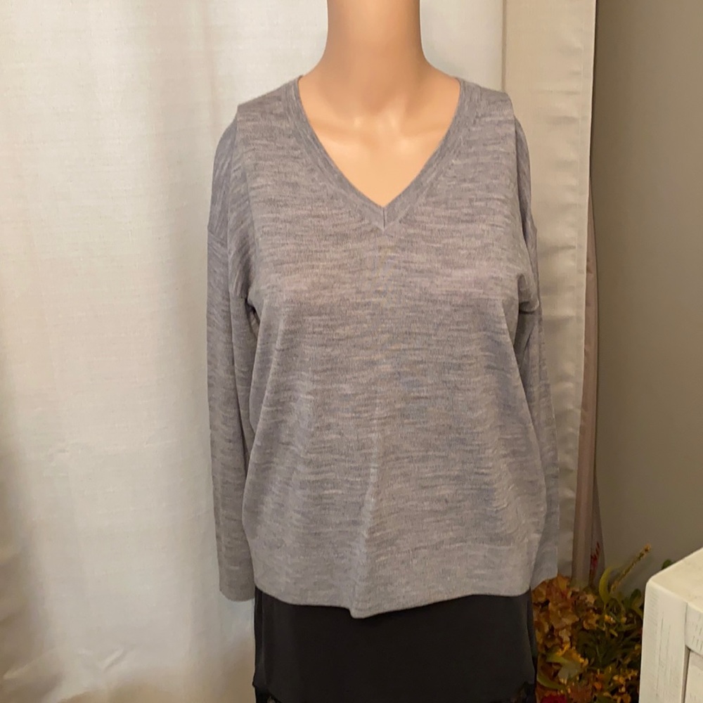 Thin V neck sweater